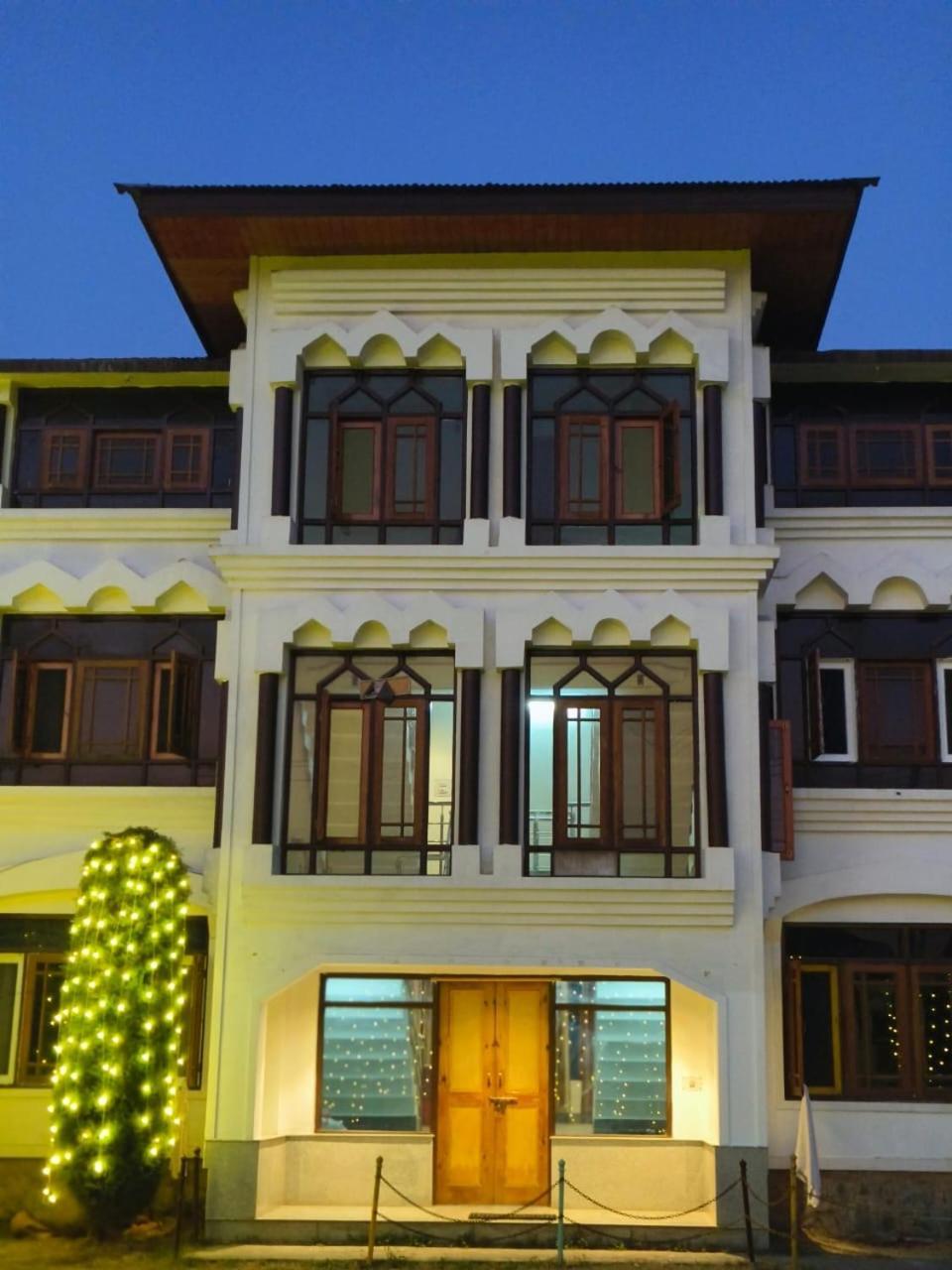 Silk Route Homestay *