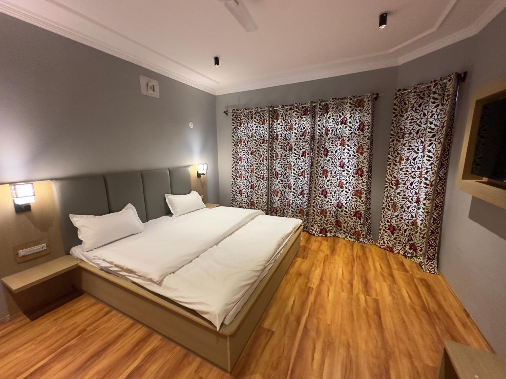 Silk Route Homestay *
